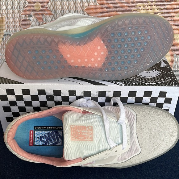 Vans WMNS Ave
White/Powder Pink
VN0A5JIB890
Sneakers - Picture 4 of 16